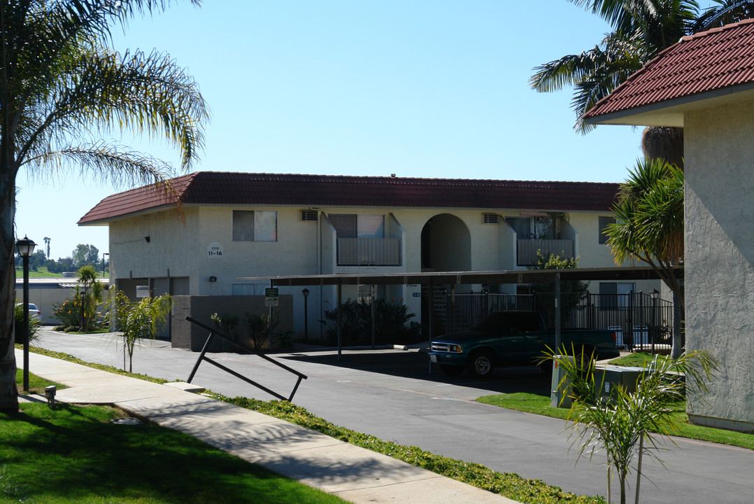 Palomar Manor Apartments in Vista, CA - Foto de edificio