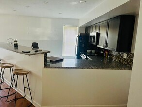 911 Galveston Ave-Unit -GA - 2R in Pittsburgh, PA - Building Photo - Building Photo