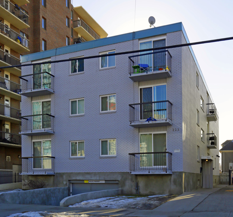 223 14th Ave SW in Calgary, AB - Building Photo