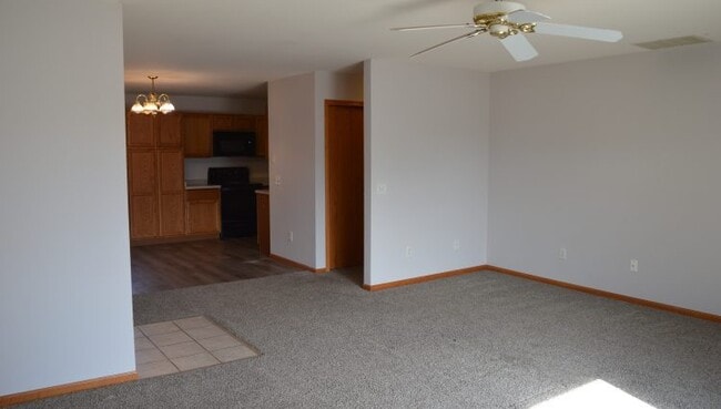397 Country Clover Dr in Deforest, WI - Foto de edificio - Building Photo
