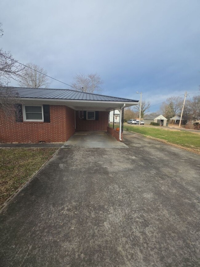 141 N Main St in Sparta, TN - Building Photo - Building Photo