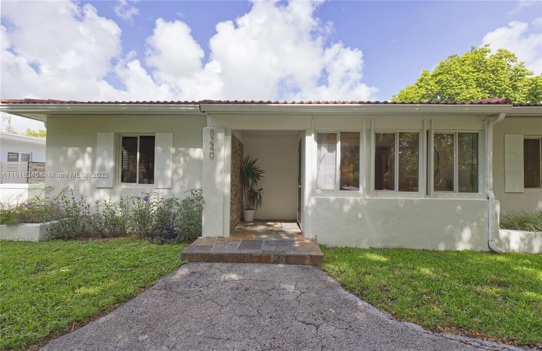 8240 SW 62nd Ct in Miami, FL - Building Photo