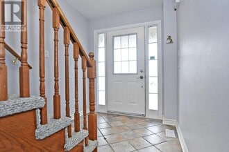 340 Silken Laumann Dr in Newmarket, ON - Building Photo - Building Photo