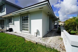 8050 Camino Ct in Miami, FL - Foto de edificio - Building Photo