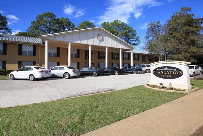 The Lodge on Broadway in Tyler, TX - Building Photo - Building Photo