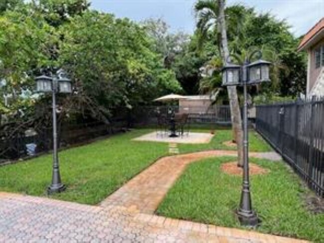 property at 1950 N Andrews Ave