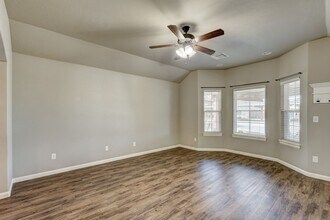 8932 SW 55th St in Oklahoma City, OK - Foto de edificio - Building Photo
