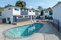 422-36 Front Street in Covina, CA - Foto de edificio - Building Photo