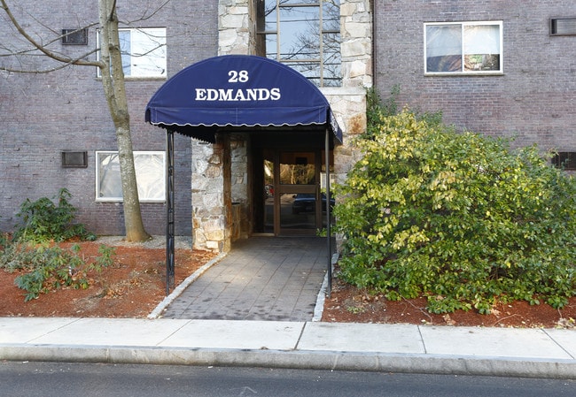 Sudbury Arms in Framingham, MA - Foto de edificio - Building Photo