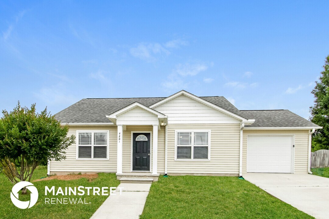 4201 Smith Farm Ln SE in Winston-Salem, NC - Building Photo