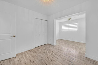 10350 SW 44th St in Miami, FL - Building Photo - Building Photo