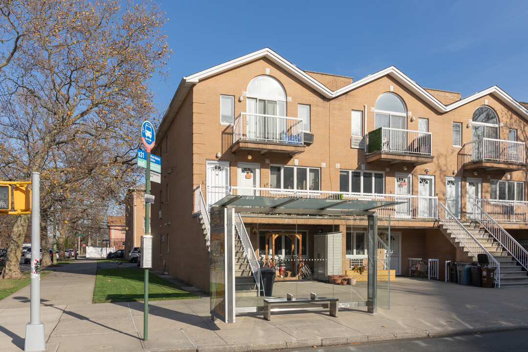 2301 Gerritsen Ave in Brooklyn, NY - Foto de edificio