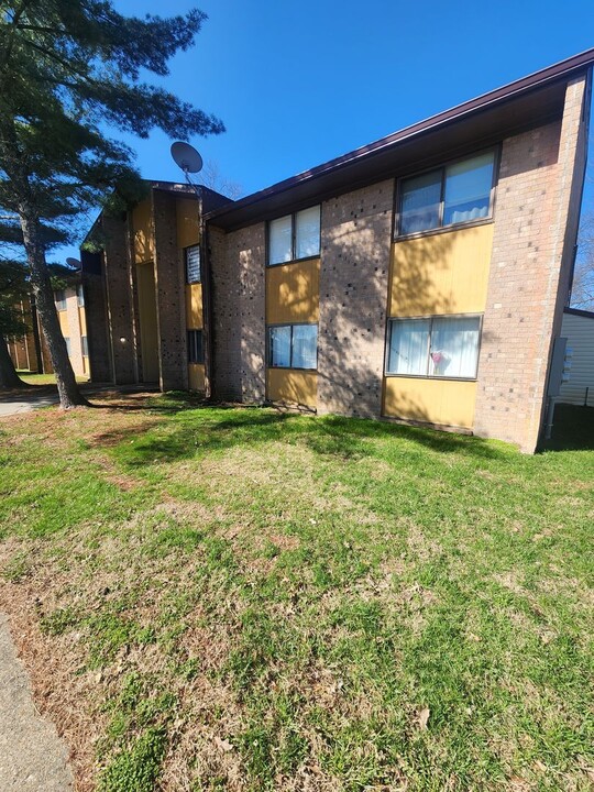 7050 Wildwood Cir in Louisville, KY - Building Photo