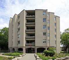 11 Valley Woods Rd in Toronto, ON - Building Photo