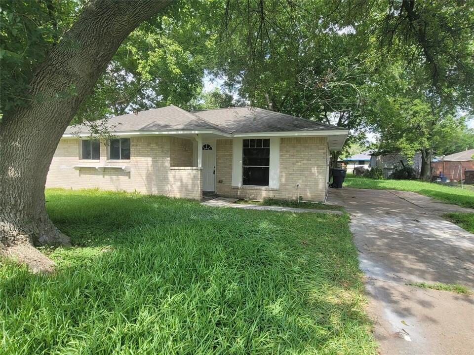 11007 Tamworth Dr in Houston, TX - Building Photo