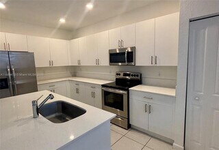 218 SW 159th Ct in Pembroke Pines, FL - Building Photo - Building Photo