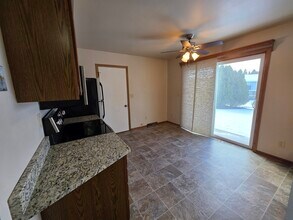 303 Thomas Dr in Port Washington, WI - Foto de edificio - Building Photo