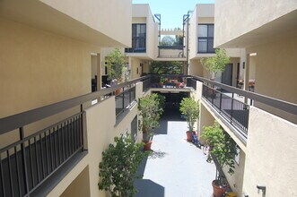 700 Palm Dr in Glendale, CA - Building Photo - Building Photo
