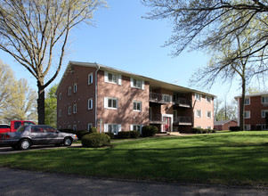 Englewood Manor in Canton, OH - Foto de edificio - Building Photo