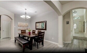 6439 W Linpar Ct in Houston, TX - Building Photo