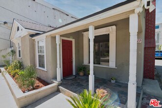 10829 Kling St in Los Angeles, CA - Building Photo - Building Photo
