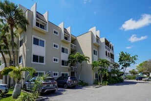 7920 Camino Real in Miami, FL - Building Photo