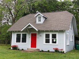 121 Parker Ln in West Columbia, TX - Building Photo