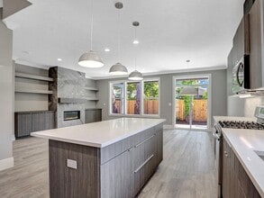 84 SW Meadow Dr in Beaverton, OR - Foto de edificio - Building Photo