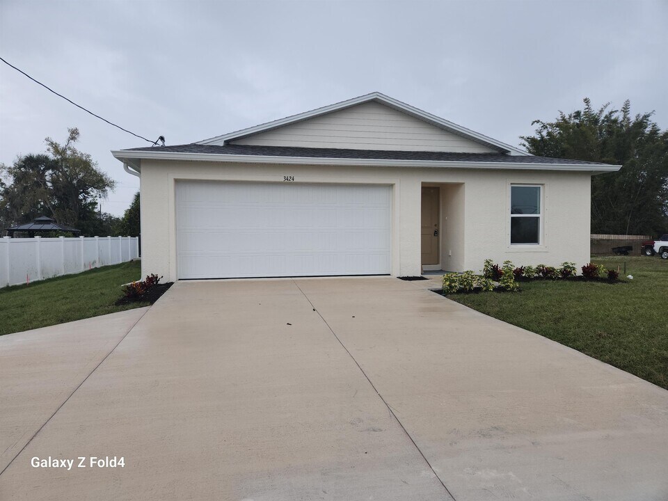 3424 E Gator Cir in Cape Coral, FL - Building Photo