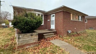 21781 Stratford St in Oak Park, MI - Building Photo