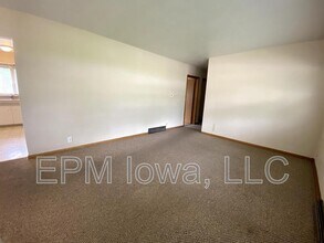 1522 W 4th St in Cedar Falls, IA - Building Photo - Building Photo