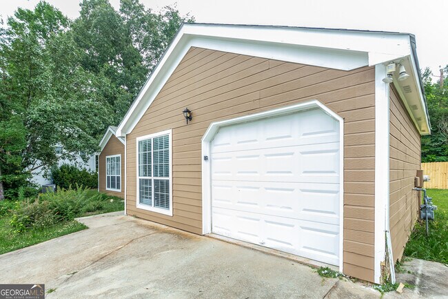 6596 Anson Ct in Stone Mountain, GA - Building Photo - Building Photo