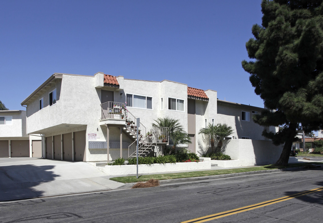 7861 Clay Ave in Huntington Beach, CA - Building Photo