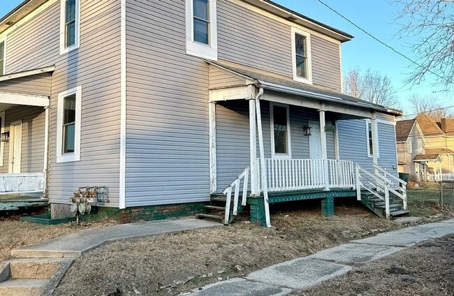 property at 802 1/2-802 N Mulberry St