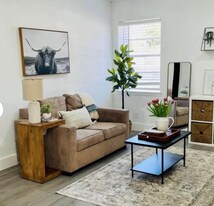 2604 Dauphin St in Mobile, AL - Building Photo