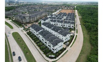 2802 Grand Fountains Dr in Houston, TX - Building Photo