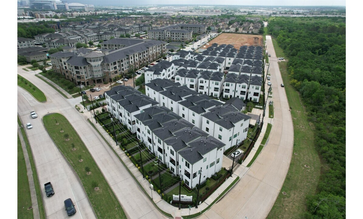 2802 Grand Fountains Dr in Houston, TX - Building Photo