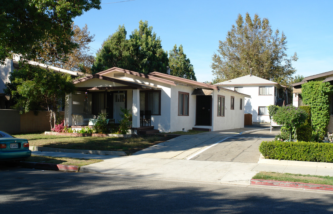 833 E Acacia Ave in Glendale, CA - Building Photo