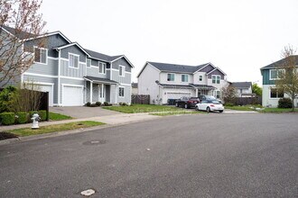 10009 Greenbrier Ct SE in Yelm, WA - Building Photo - Building Photo