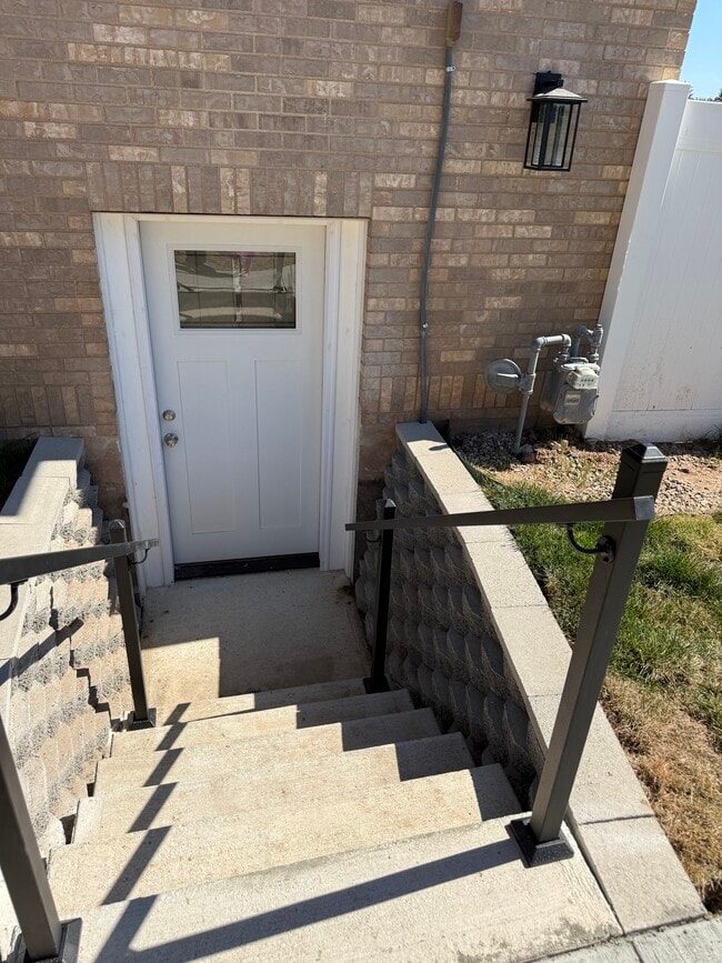 1342 Hillsboro Dr, Unit Basement