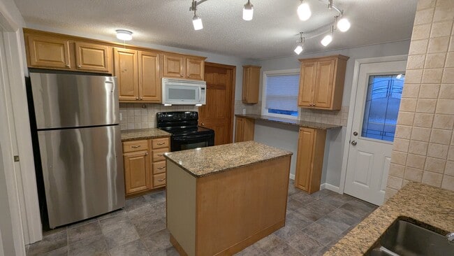14 Rocket St, Unit Apt B in Westerly, RI - Building Photo - Building Photo