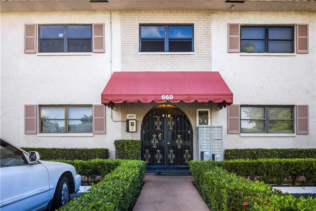 660 Dover St in Boca Raton, FL - Foto de edificio