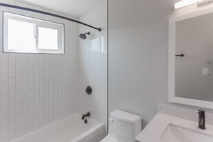 Aiden on Ash in Los Angeles, CA - Building Photo