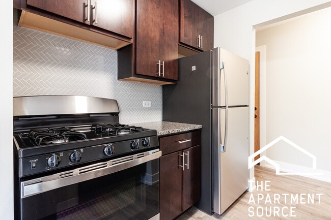 529 W Surf St, Unit 502 in Chicago, IL - Building Photo - Building Photo