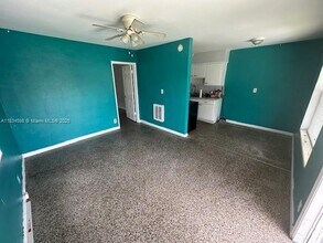 1271 NE 32nd St in Oakland Park, FL - Building Photo - Building Photo