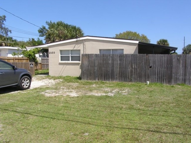 2103 Highland Ave in Melbourne, FL - Foto de edificio - Building Photo