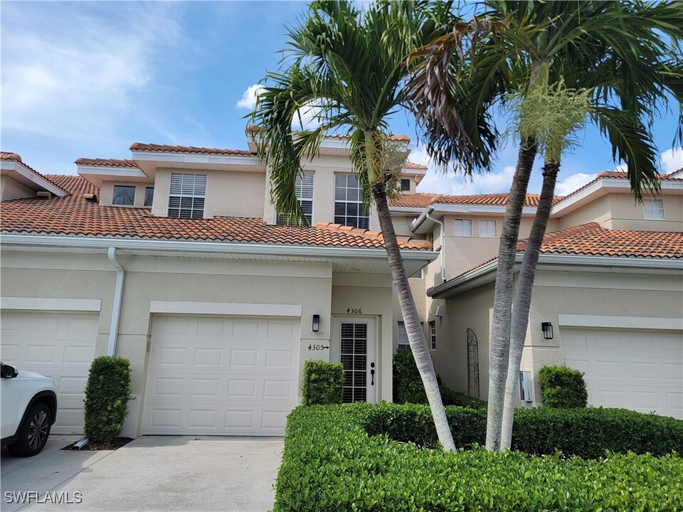 3046 Driftwood Way in Naples, FL - Building Photo