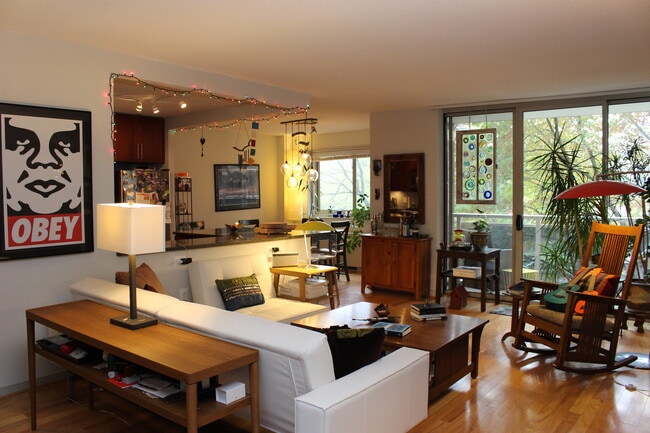 7333 New Hampshire Ave, Unit #420 in Takoma Park, MD - Foto de edificio - Building Photo
