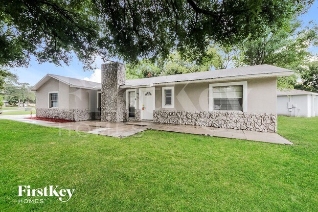 2390 Meadow Ln in Kissimmee, FL - Foto de edificio - Building Photo