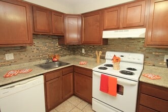 Apartments at Logan Station in Bethel Park, PA - Foto de edificio - Building Photo
